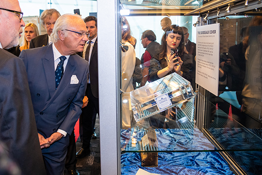 Efter invigningen av Stockholmia 2019 fick Kungen en visning av frimärksutställningen. 