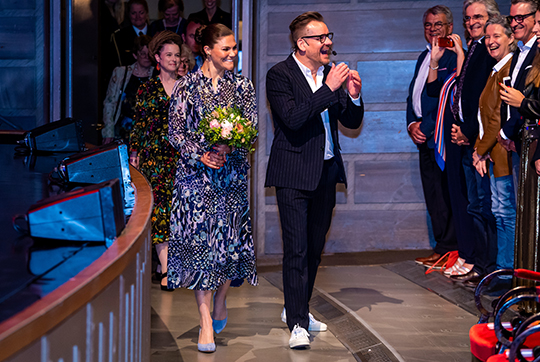 Kronprinsessan anländer till prisutdelningen tillsammans med pristagaren Bart Moeyaert och kulturminister Amanda Lind. Foto: 