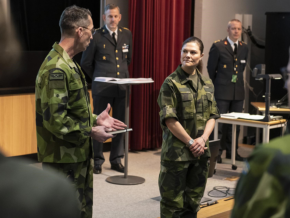 Överbefälhavare Micael Bydén och Kronprinsessan vid militärstrategisk stabsorientering i Högkvarteret. 