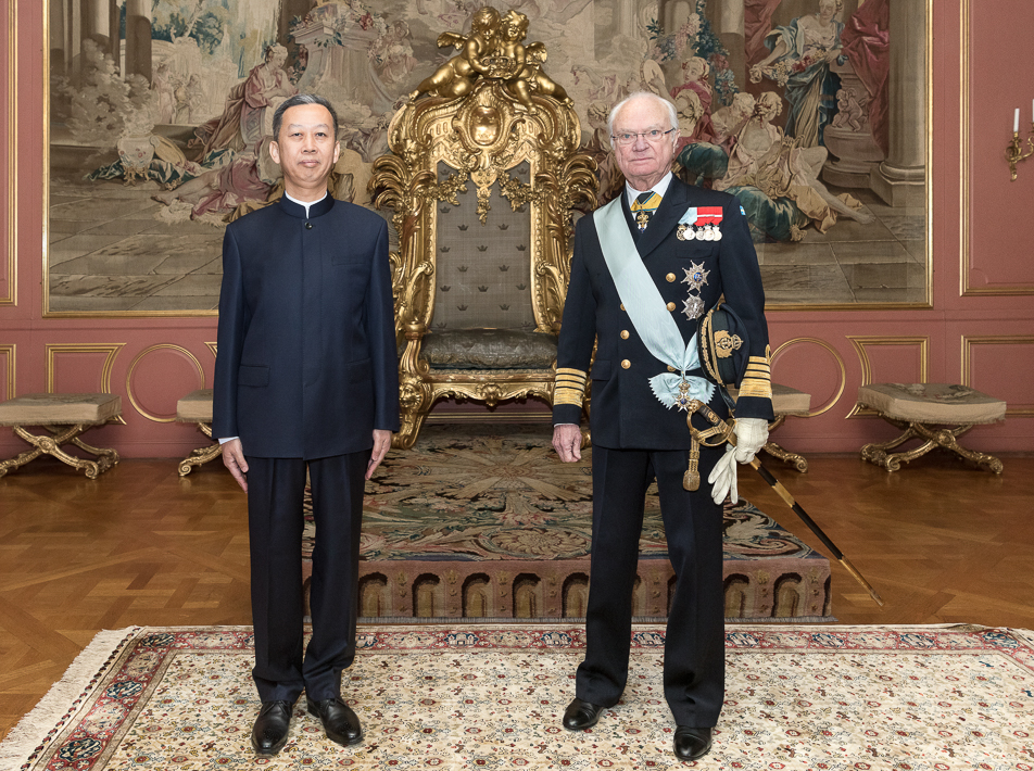 Kinas ambassadör Cui Aimin och Kungen vid dagens audiens på Kungliga slottet. 