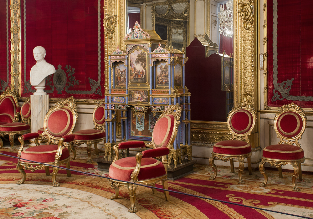 Sèvresskåpet är en 1800-talsgåva från Frankrike till Sverige och kan i dag beses i Viktoriasalongen på Kungl. Slottet.