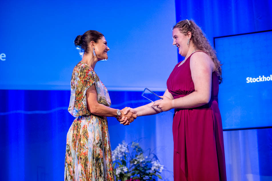 Kronprinsessan delar ut Stockholm Junior Water Prize till Annabelle Rayson.