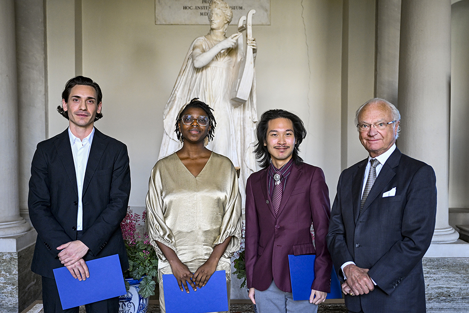 Kungen tillsammans med konstnärerna Simon Persson, Kayo Mpoyi och Gabriel Gabriel Garble som fick ta emot stipendium på Kungl. Slottet. 