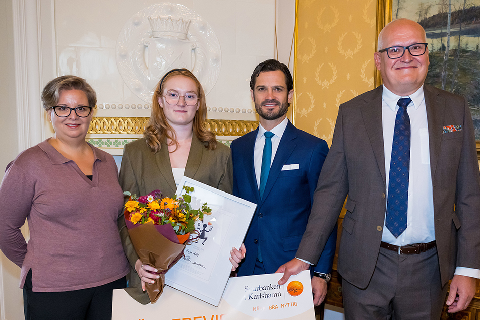 Prins Carl Philip tillsammans med årets Dyslexiprisvinnare Saga Lööf samt Dyslexiförbundets ordförande Cathrine Folcker och Anders Abrahamsson, grundare av Dyslexipriset. 