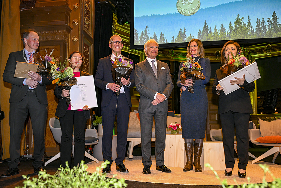 Kungen tillsammans med pristagarna vid Skogsindustriernas Framtidsmöte. 