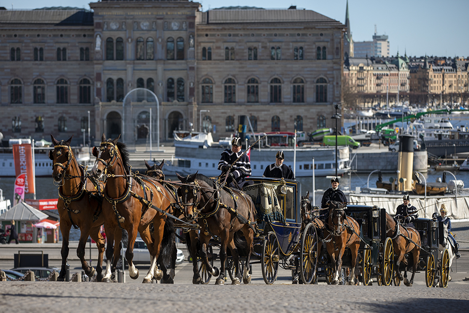 The cortège arrives at the Royal Palace via Slottsbacken.