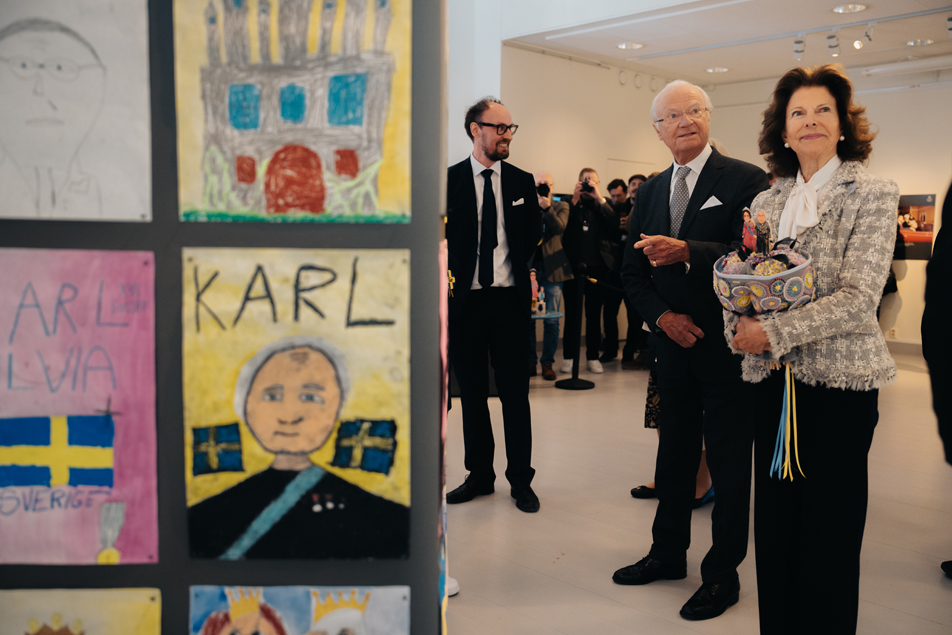 Kungen och Drottningen beser en utställning skapad av elever vid Saltöskolan Karlskrona under besöket på Blekinge läns museum.