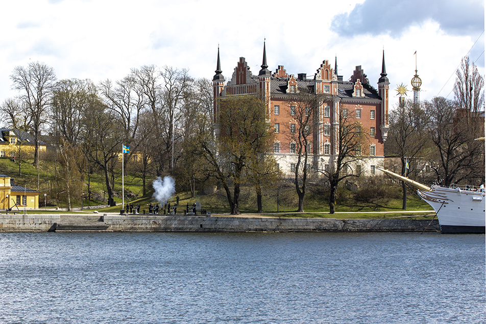 Salut från Skeppsholmen med anledning av H.M. Konungens födelsedag.