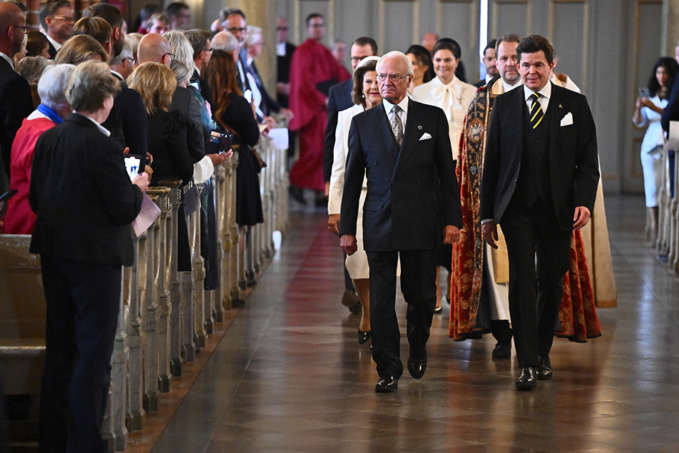 Kungafamiljen eskorteras in i Storkyrkan i Gamla stan av riksdagens talman, domprost Jonas Eek och domkyrkokaplan Kristina Ljunggren. 