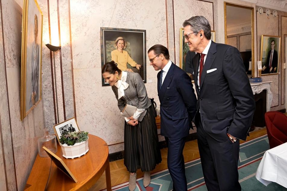Tillsammans med kammarrättspresidenten Dag Stegeland fick Kronprinsessparet se fotografier från invigningen år 1972. 