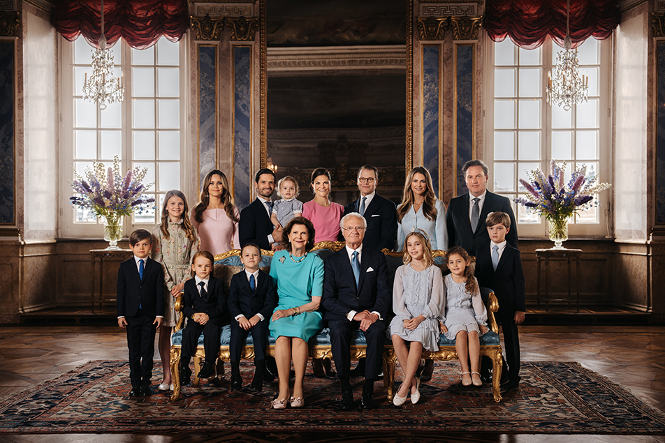 The Royal Family 2023. The King and Queen are on the front row surrounded by, from left, Prince Oscar, Prince Gabriel, Prince Alexander, Princess Leonore, Princess Adrienne and Prince Nicolas.  On the back row, from left, are Princess Estelle, Princess Sofia, Prince Carl Philip, Prince Julian, The Crown Princess, Prince Daniel, Princess Madeleine and Mr. Christopher O’Neill.