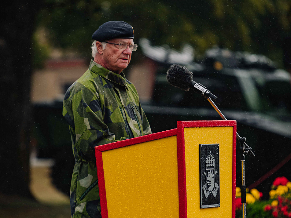 Kungen höll tal vid standaröverlämningen på Södra skånska regementet, P 7