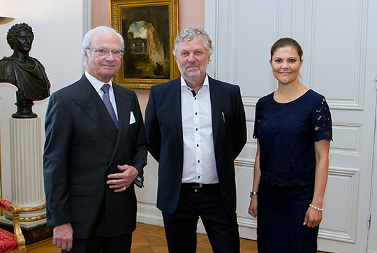Kungen och Kronprinsessan tillsammans med bostads- och digitaliseringsminister Peter Eriksson.