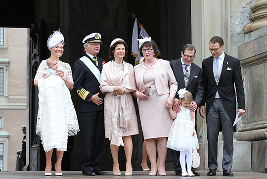 Prins Oscar, Kronprinsessan, Kungen, Drottningen, Ewa Westling, Prinsessan Estelle, Olle Westling och Prins Daniel.