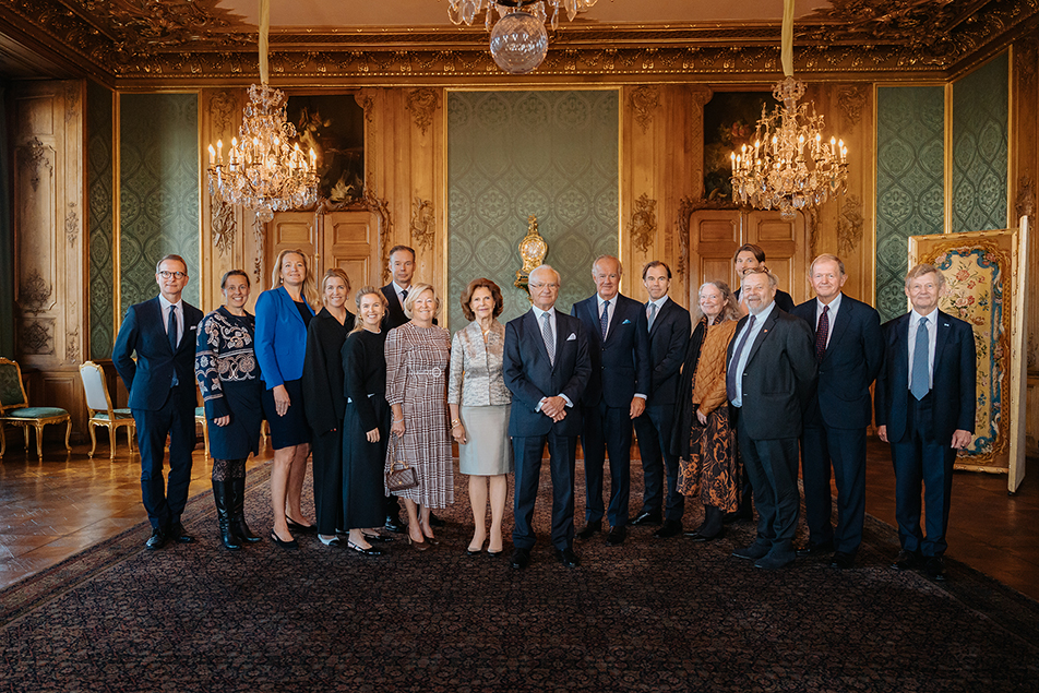 Kungaparet tillsammans med representanter för svenskt näringsliv och Stockholms handelshögskola som samlat in medel för professuren i Ungt ledarskap.