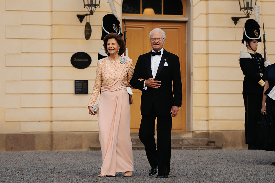 The King and Queen arrive at Drottningholm Palace Theatre. 
