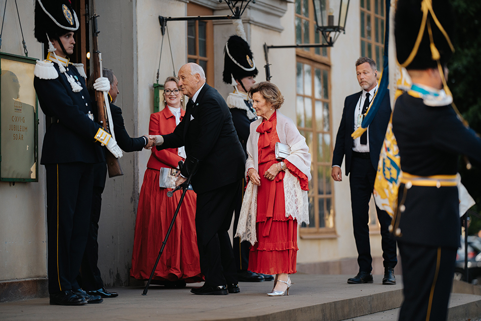 The King and Queen of Norway arrive for the performance. 