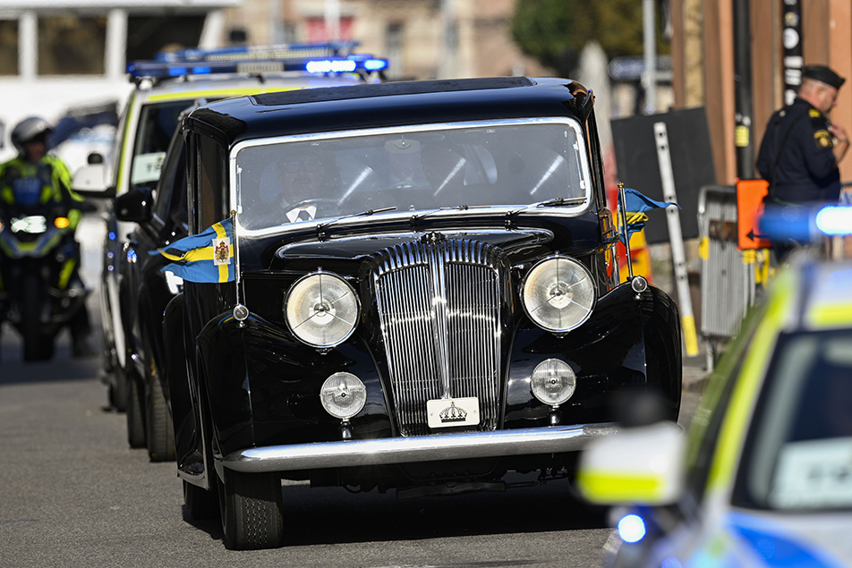 For part of the cortège route, The King and Queen were driven in the Royal Stables' 1950 Daimler Limousine. 