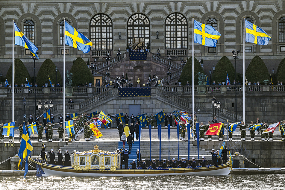 The King and Queen walked from the lower Logårdstrappan steps to the Royal Palace after travelling on board the Royal Barge Vasaorden. 