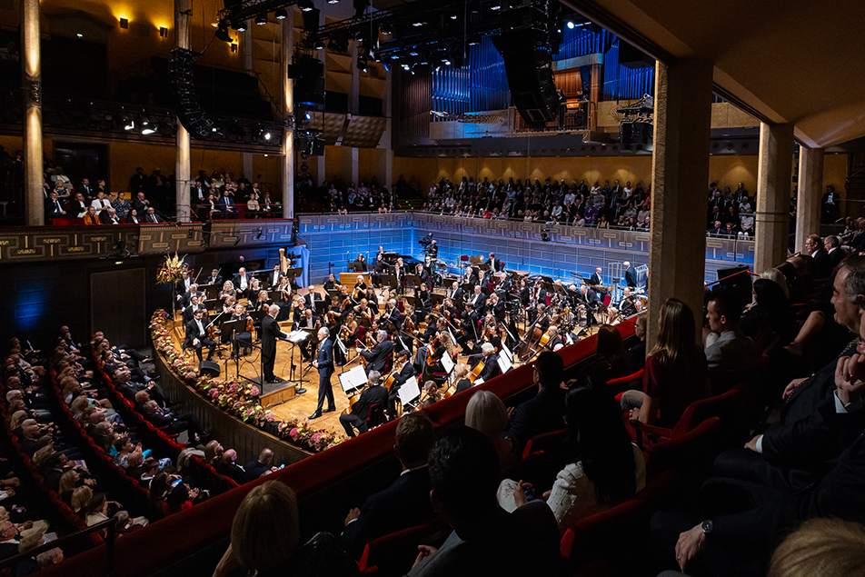 Konserthuschef Stefan Forsberg och Kungliga Filharmonikerna under föreställningen i Konserthuset. 