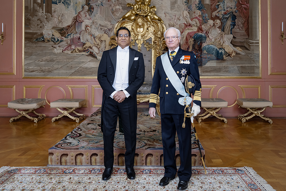 Kungen tillsammans med Trinidad och Tobagos ambassadör, Vishnu Dhanpaul. 