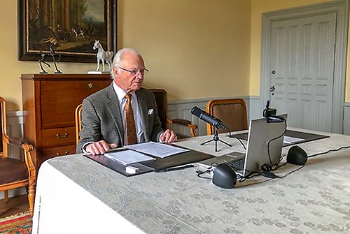 Kungen i videosamtal med Mikael Tofvesson, chef för MSB:s enhet för skydd och informationspåverkan. 