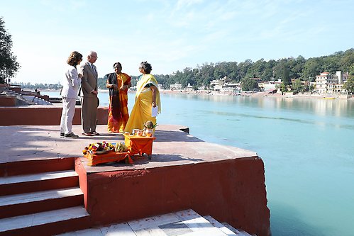 Kungaparet i staden Rishikesh intill floden Ganges. 