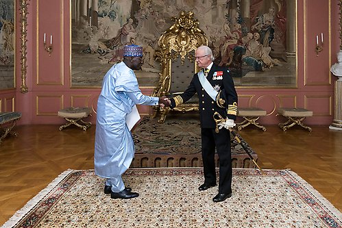 Kungen tillsammans med Nigers ambassadör Moussa Dourfaye. 