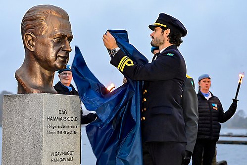 Prins Carl Philip avtäcker bysten av Dag Hammarskjöld. 