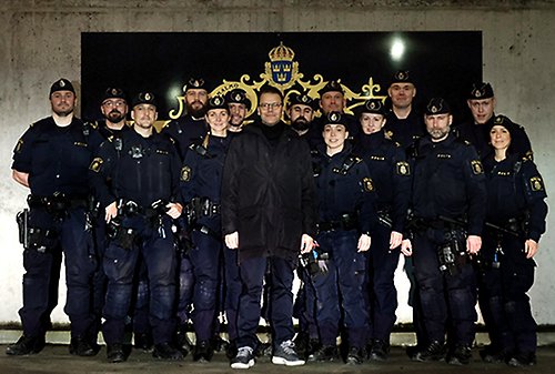 Prins Daniel tillsammans med delar av Malmöpolisen.