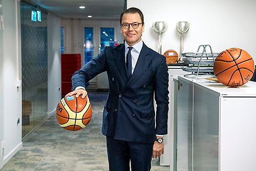 Prins Daniel under besöket i Svenska basketbollförbundets kansli.