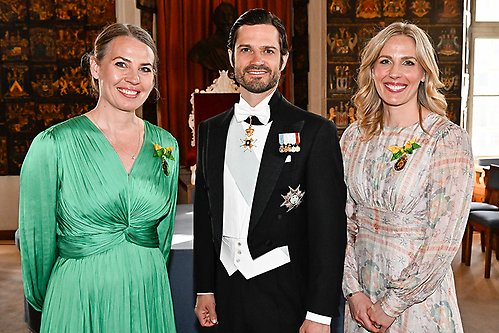 Prins Carl Philip tillsammans med Madeleine Brehmer och Caroline Cederblad från Sabis som fick ta emot näringslivsmedaljen. 