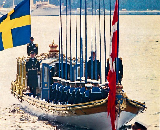 Kungaslupen Vasaorden ror det danska regentparet till kaj under statsbesöket i Stockholm.