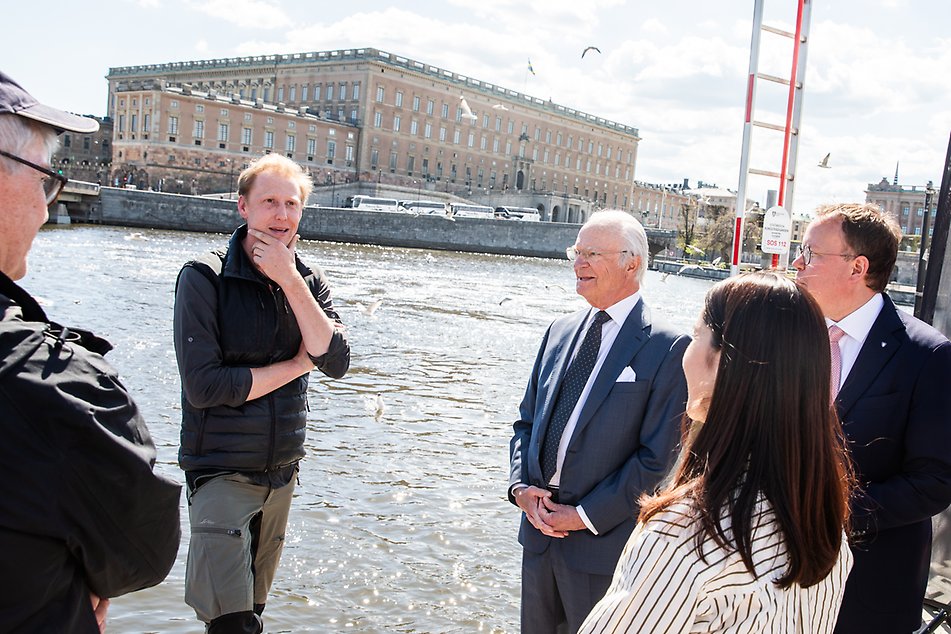 Oliver Karlöf, fiskbiolog vid Stockholms stads idrottsförvaltning, berättar om årets laxsläpp.