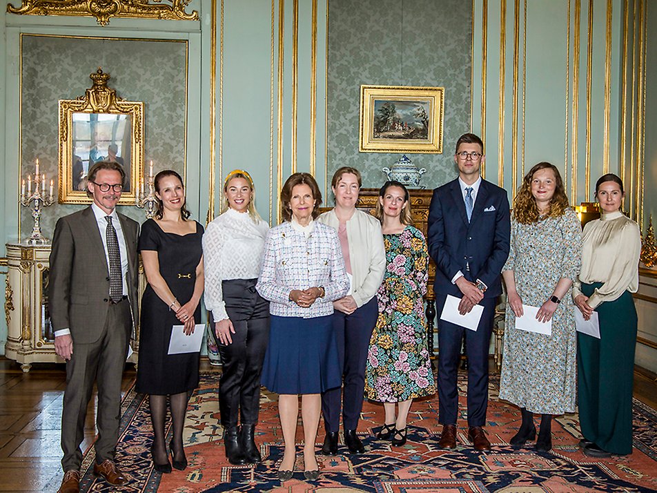 Drottningen tillsammans med 2021 års stipendiater vid stipendieceremonin på Kungl. Slottet. 