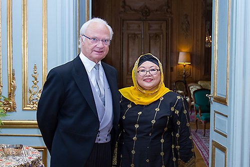 Kungen tillsammans med Malaysias ambassadör Norlin Othman vid dagens avskedsaudiens på Kungl. Slottet. 