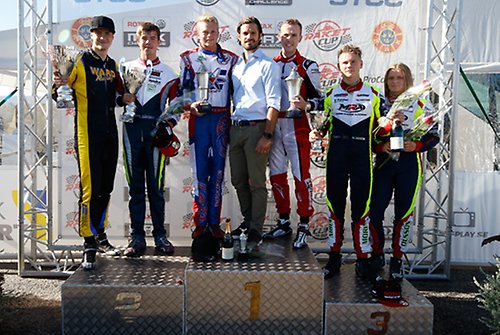 Prins Carl Philip tillsammans med vinnare av Prins Carl Philips Racing Pokal. 