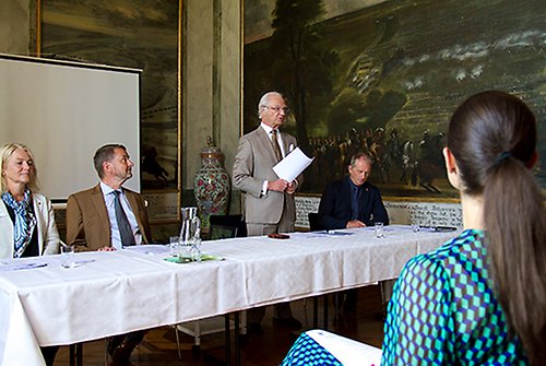Kungen öppnar WWF:s årsmöte på Drottningholms slott. 