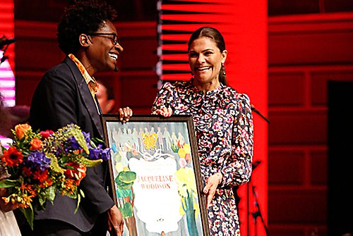 Kronprinsessan delar ut ALMA-priset till Jacqueline Woodson vid en ceremoni i Stockholms Konserthus. 