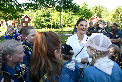 Kronprinsessan Victoria tas emot av Grimslövs scoutkår vid sin ankomst till Ulvön. 