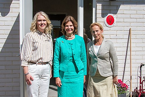 Drottningen tillsammans med äldreminister Lena Hallengren och Silviahemmets verksamhetschef och rektor Wilhelmina Hoffman. 