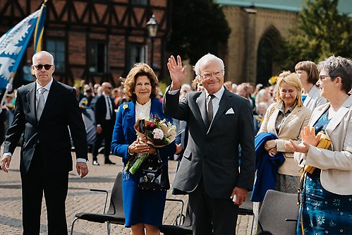 Kungaparet och landshövdingeparet vid ankomsten till jubileumsfirandet på Stora torg. 