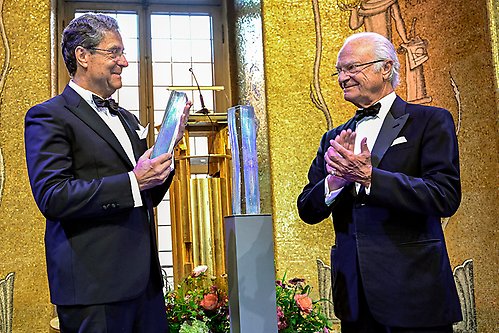 Kungen delade ut Stockholm Water Prize till årets pristagare, professor Andrea Rinaldo. 