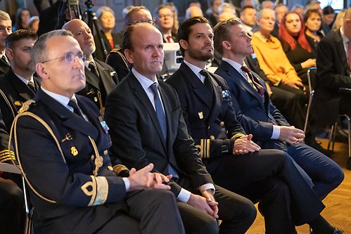 Prins Carl Philip bredvid Försvarsmaktens generaldirektör Mikael Granholm och statsrådet Pål Jonson.