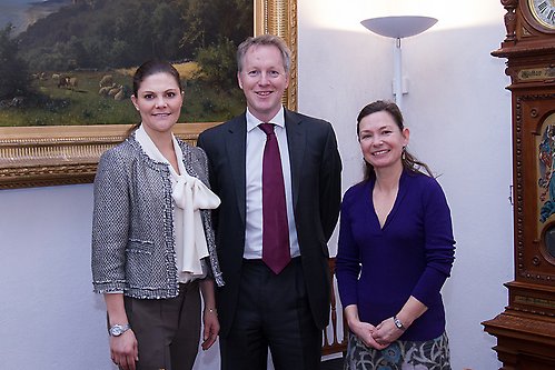 Kronprinsessan tillsammans med Storbritanniens ambassadör David Cairns och Sharon Cairns.