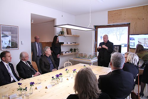 Arkitekten Gert Wingårdh berättar om flerbostadshusen i massivträ, vid Kungens och presidentens besök i bostadsområdet Strandparken i Sundbyberg. 