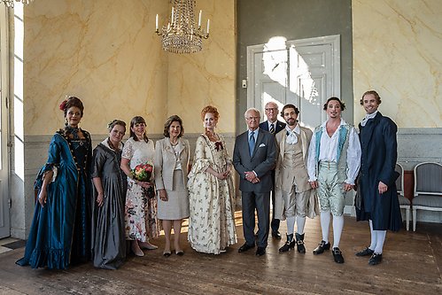 Kungaparet tillsammans med medverkande och representanter för Drottningholmsteaterns Vänner. 