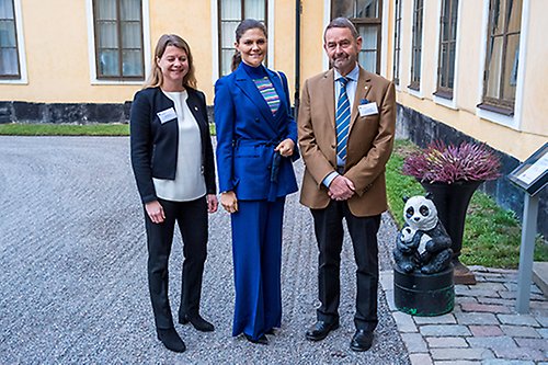 Kronprinsessan och WWF:s avdelningschef Åsa Ranung och styrelseordförande Axel Wenblad. 