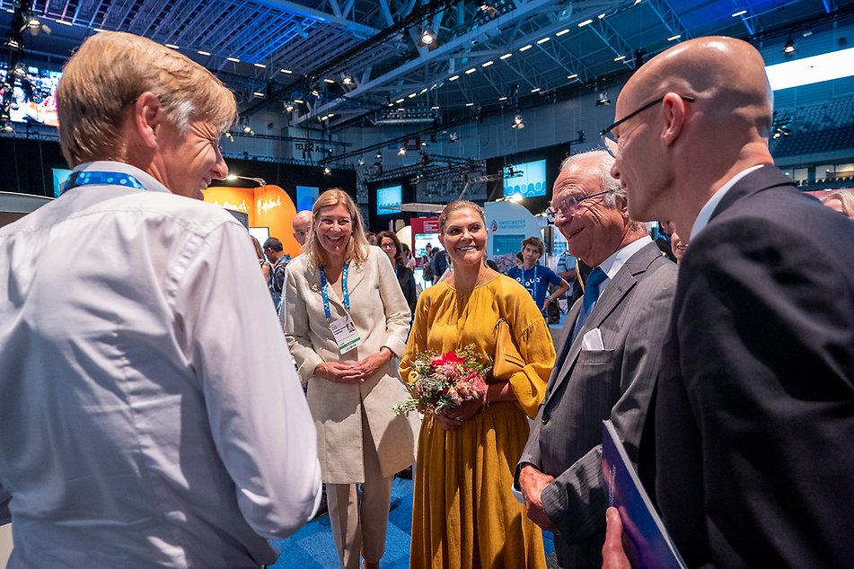 Kungen och Kronprinsessan träffar utställare under symposiet. Foto: Jonas Borg
