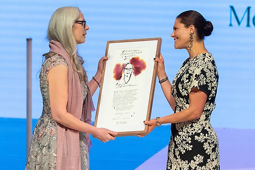 Kronprinsessan delade ut 2023 års Astrid Lindgren Memorial Award till Laurie Halse Anderson. 